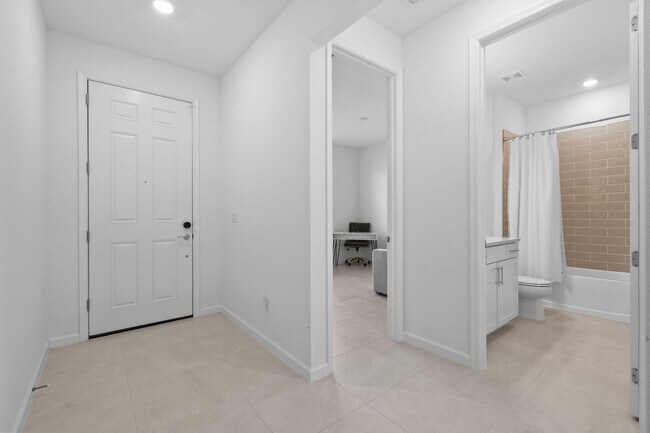 Building Photo - 758 SE Courances Dr