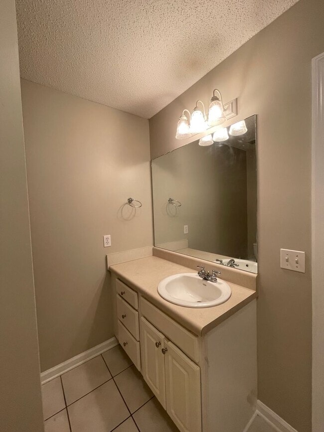 Building Photo - Courtyard Subdivision!!