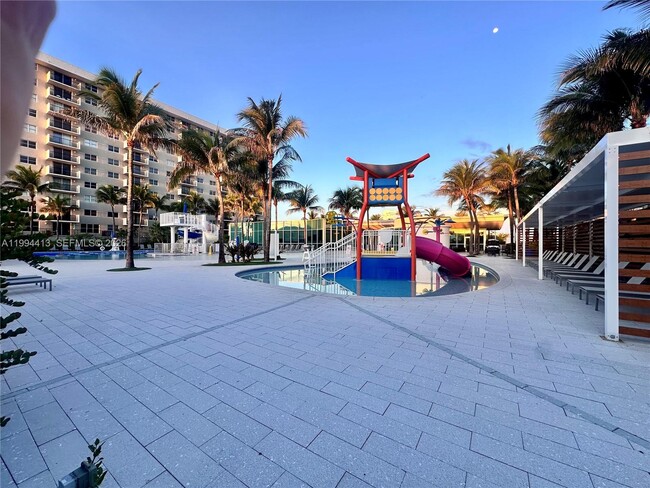 Building Photo - 9225 Collins Ave