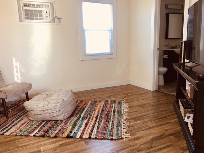 Building Photo - 4550 Lakeshore Blvd