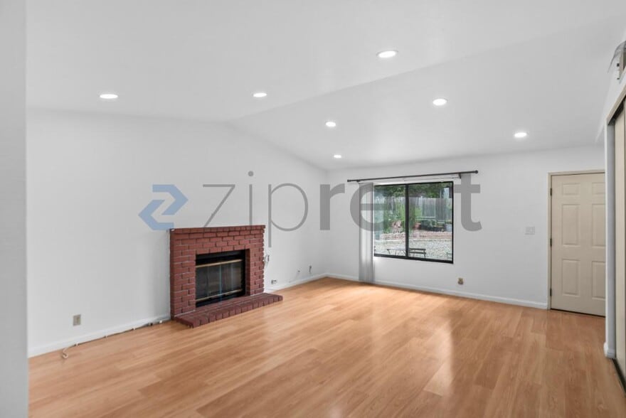 Building Photo - Unit