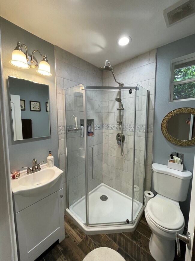 Main bathroom - 13210 Raven St