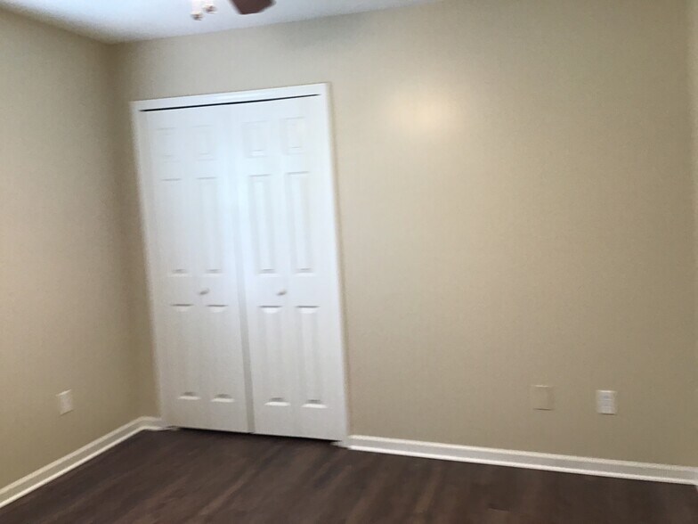 Building Photo - 2469 Royal Pointe Dr