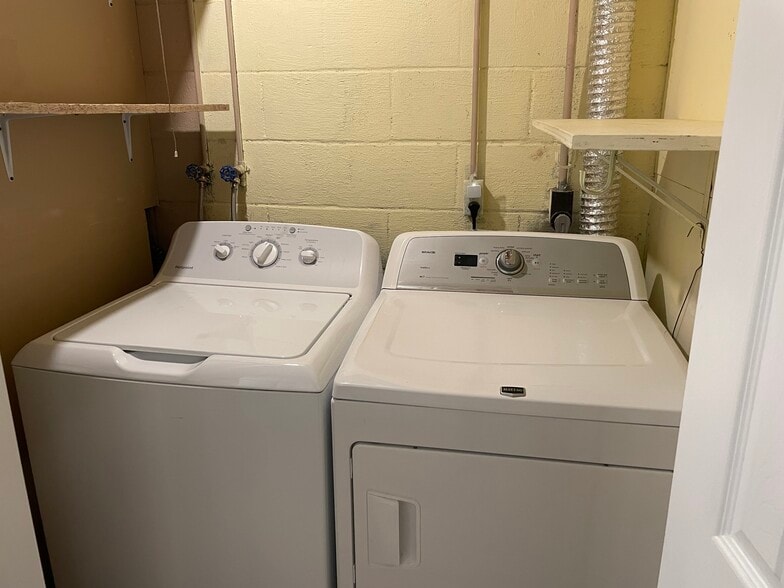 Full- size washer and dryer - 7288 Beechtree Ct