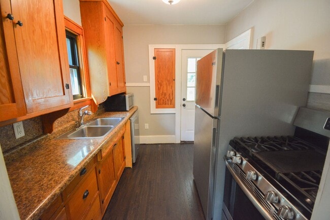 Building Photo - 2 Bed, 1 Bath Home for Rent – Near Downtow...