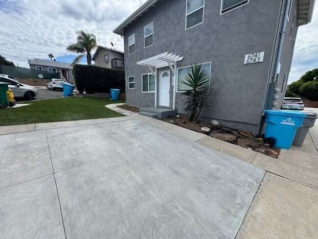 Building Photo - 6737-43 Thomson Ct.