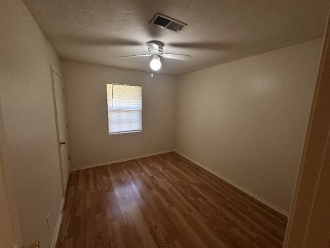 Building Photo - 106 E Woodcrest Dr