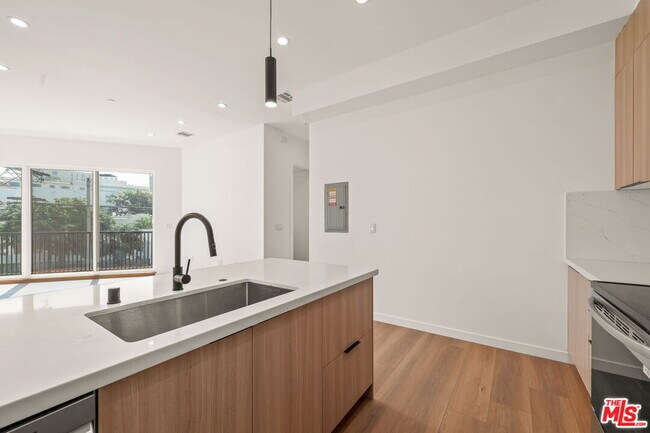 Building Photo - 257 S Park View St