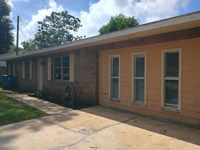 Building Photo - 4 bedroom 2 bathroom House- fenced in yard