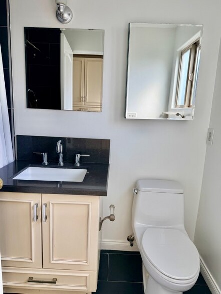 Building Photo - 917 N Sierra Bonita Ave