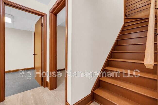 Building Photo - 1155 Old Linden Rd