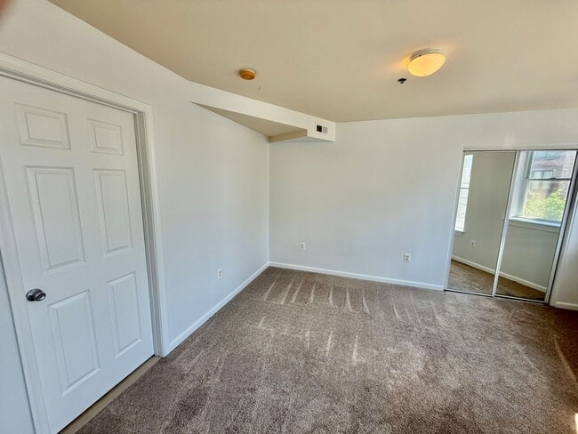 Building Photo - Great 1 Bed 1 Bath in Eckington/Bloomingdale at the Madison Condominiums