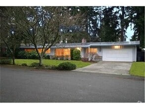 Building Photo - Spacious Home in Prime Location Near Trade...