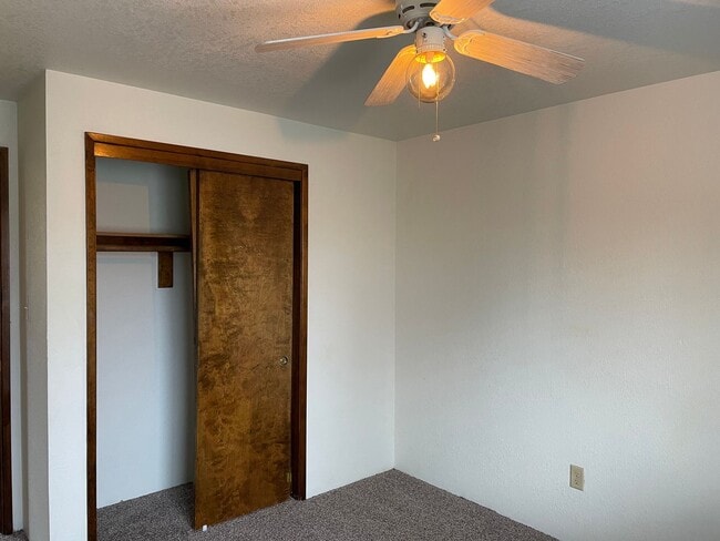 Building Photo - Very Nice 3 Bedroom 2.5 Bathroom Townhome