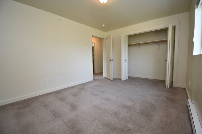 Building Photo - 2nd Floor 2 Bed 1 Bath in a Great Central ...