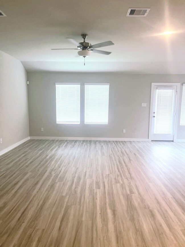 Building Photo - 6402 Sugarcane Ln