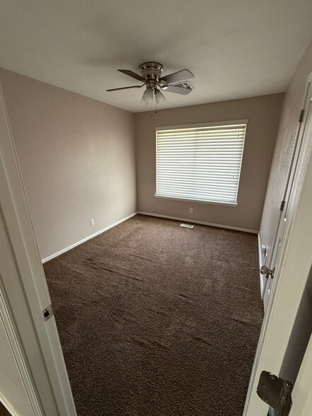 Building Photo - 3213 E Oakridge St