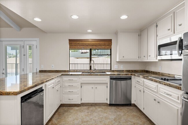 Building Photo - 605 N El Rio Dr