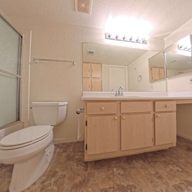 Building Photo - 2nd Level Specious One Bedroom Condo at Copper Sands!
