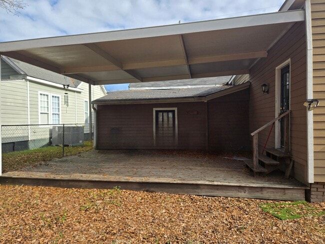 Building Photo - FOR RENT centrally located and convenient to Downtown! Available NOW!