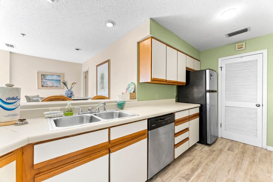 Building Photo - 8730 Thomas Dr