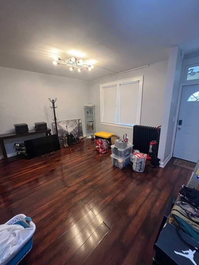 Building Photo - 207 Main St