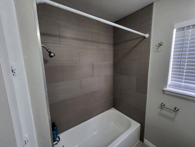 Building Photo - 2 bedroom 1 bathroom house with 1 car garage and central heat and air