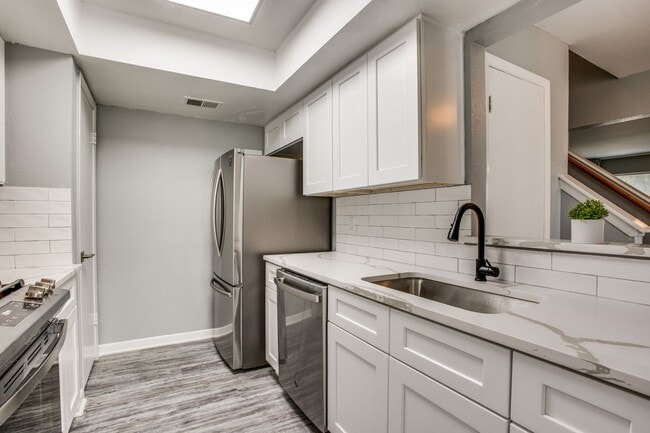 Building Photo - Gorgeous Upgraded 3 Bedroom 2.5 Bath with 2 car garage on Quiet Cul-De-Sac ---Eanes ISD!!