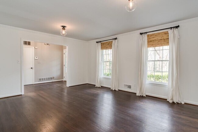 Building Photo - 4601 Club Cir NE