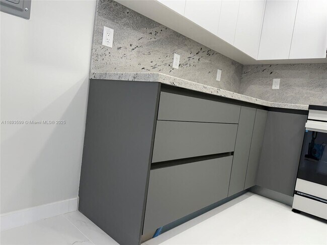 Building Photo - 210 174th St