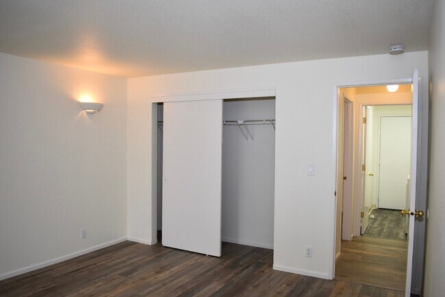 Building Photo - Great 3BD Ranch in Orchards- Gorgeous Laminate Floors Throughout!