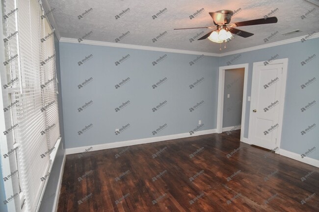 Building Photo - $900- Beautifully Updated 1-Bedroom, 1-Bat...