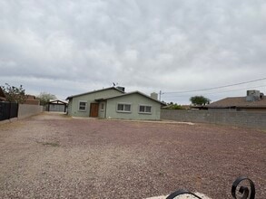 Building Photo - HUGE LOT Fully Enclosed! 3bd/1ba LOTS OF SPACE!!!!