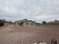 Building Photo - HUGE LOT Fully Enclosed! 3bd/1ba LOTS OF SPACE!!!!