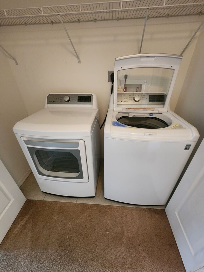 Building Photo - Home is in the Heart of New Tampa