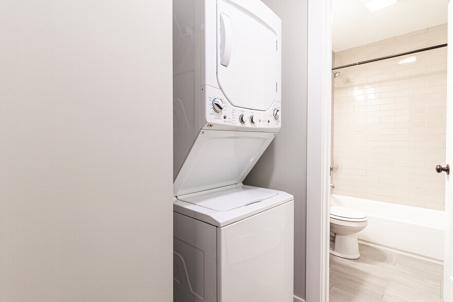 Building Photo - 525 W Surf St