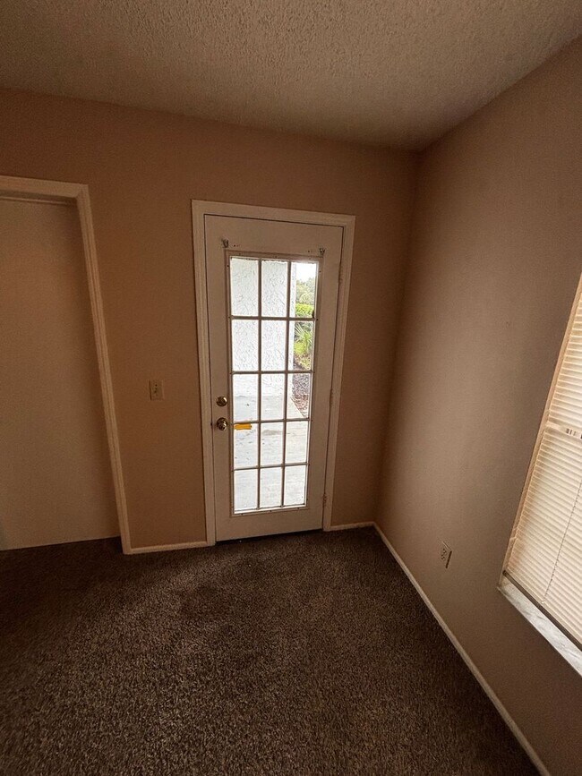 Building Photo - Downstairs 2/2 Country Club Village Condo Unit