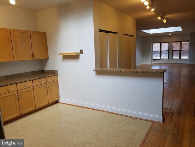 Building Photo - 104 S 13th St