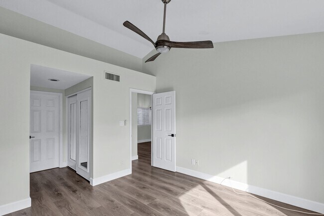 Building Photo - 2/2