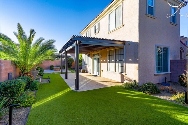 Building Photo - Beautiful 3 Bed South Summerlin Home With 1st Floor Bed and Bath