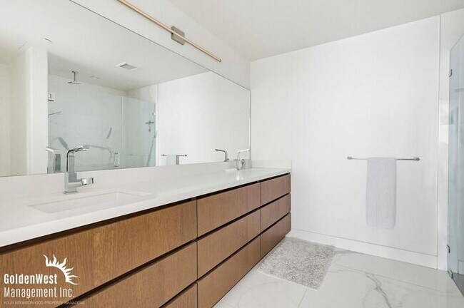 Building Photo - High-Rise Luxury 2Bdm 2Ba Condo in Downtown San Diego!