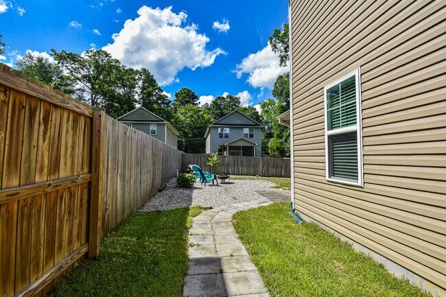 Building Photo - 3 Bedroom 3 Bathroom in Haymount! Pets okay