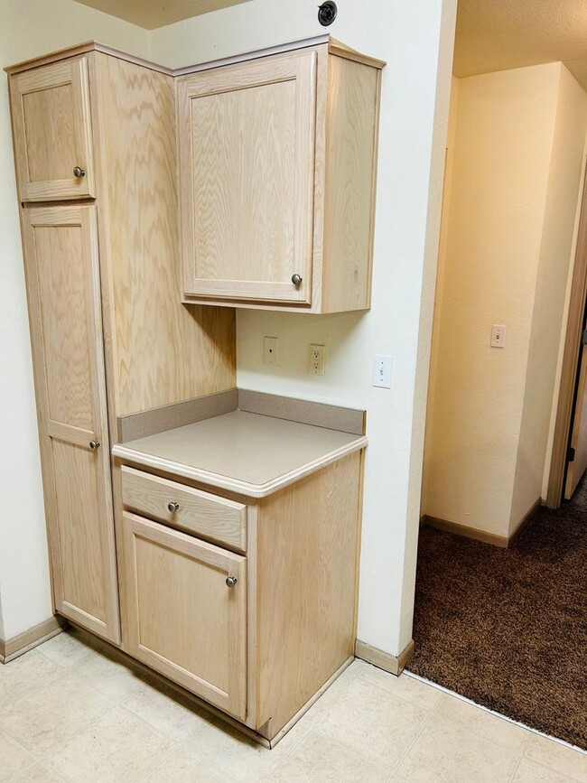 Building Photo - Large 3 Bedroom Apartment, Great Location!
