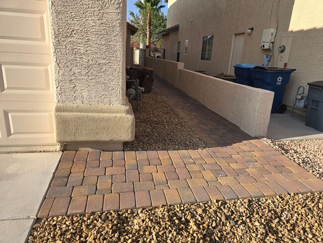 Building Photo - 2 story, 2 car garage, 5 bedroom, coveredpatio, All appliances. move in ready home with solar inc...