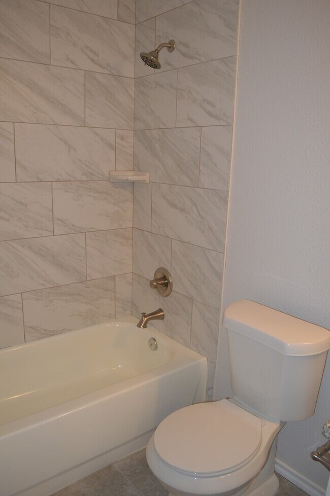 Building Photo - Newly remodeled 3 bed 2 bath