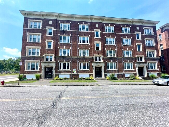 Building Photo - 589 Pleasant St