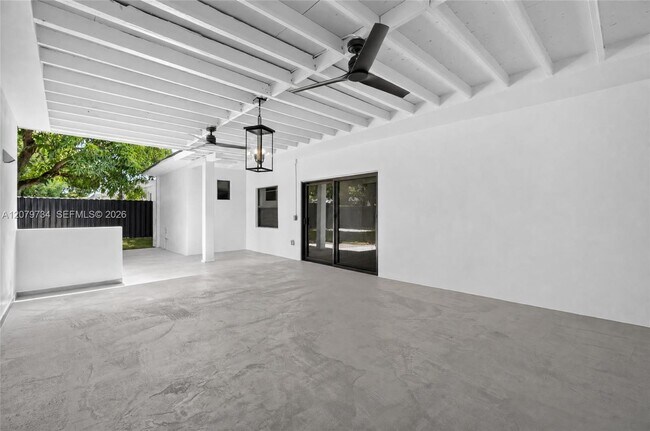 Building Photo - 1011 NW 30th Ct