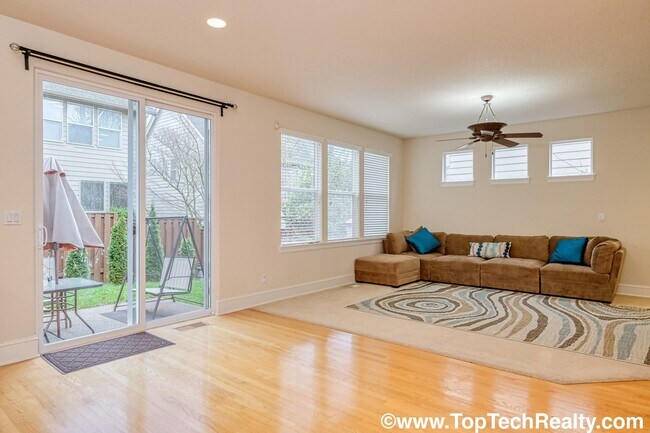 Building Photo - Beautiful 4 Bedroom | 2.5 Bathroom | 2,540 Sqft. Home | Central A/C | Solar Panels | Located in B...