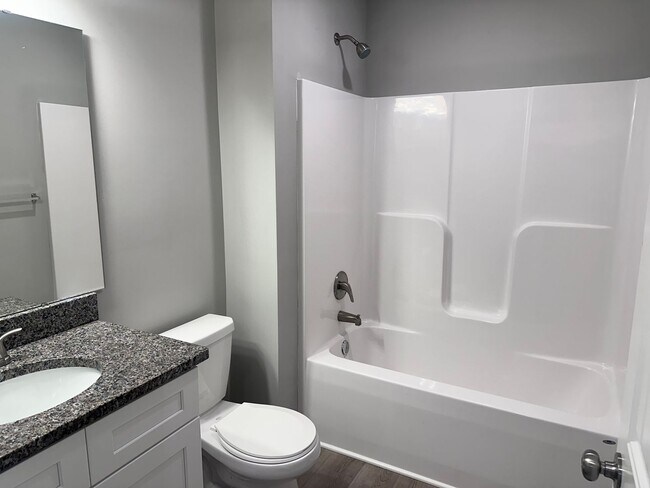 Building Photo - 3 Bed | 2.5 Bath | 1 Car Garage Duplex in Pleasant Hill