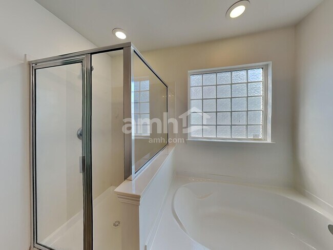 Building Photo - 2004 Centerview Dr